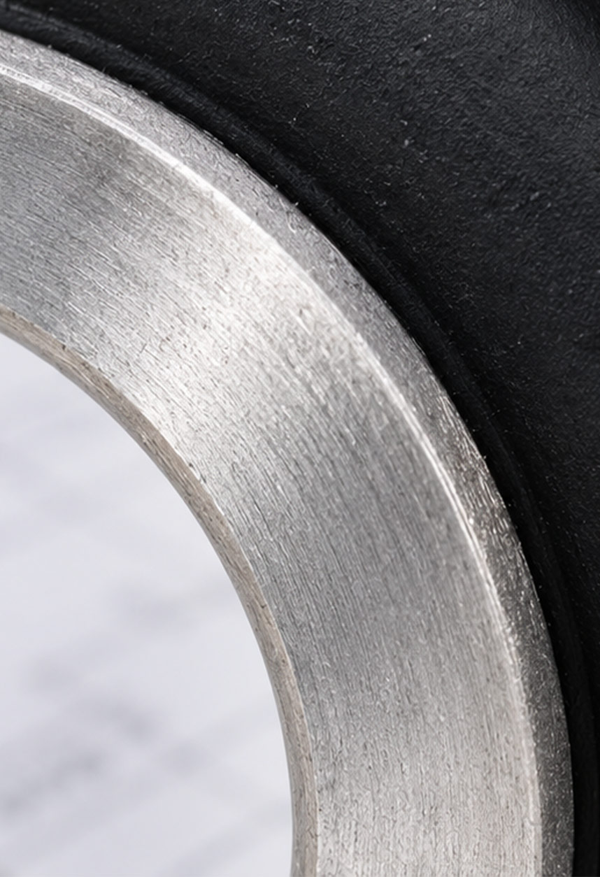 Zoom sur l'armature intérieure métallique d'une articulation élastique