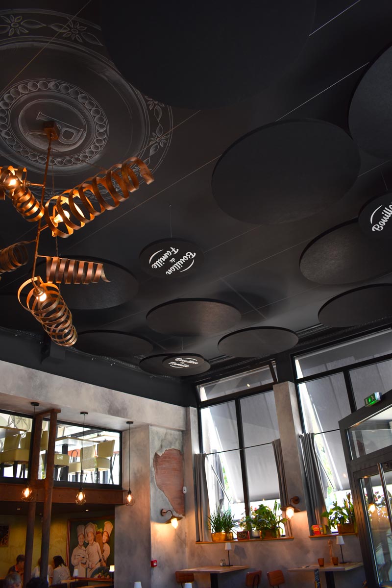 Composition de panneaux acoustiques PET au plafond du Bouillon de Famille
