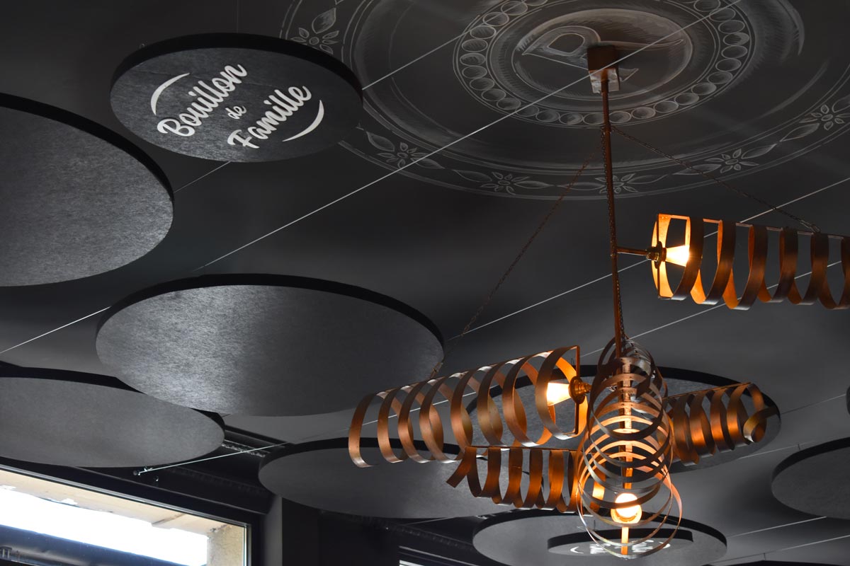 Panneaux acoustiques PET personnalisés et intégrés au décor du Bouillon de Famille