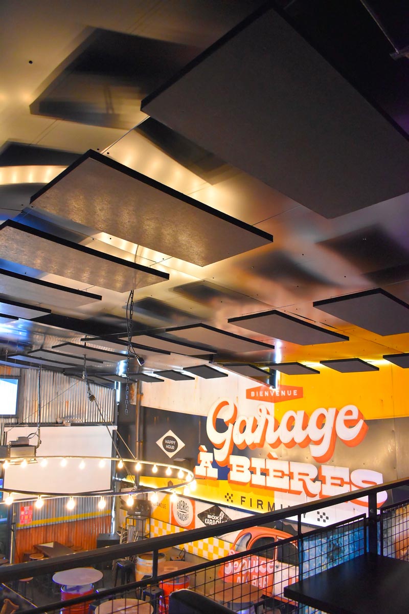 Garage à Bières avec panneaux acoustiques PET suspendus au plafond