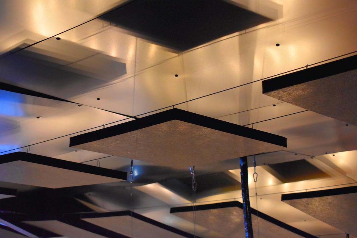 Détail des panneaux acoustiques PET au plafond du Garage à Bières