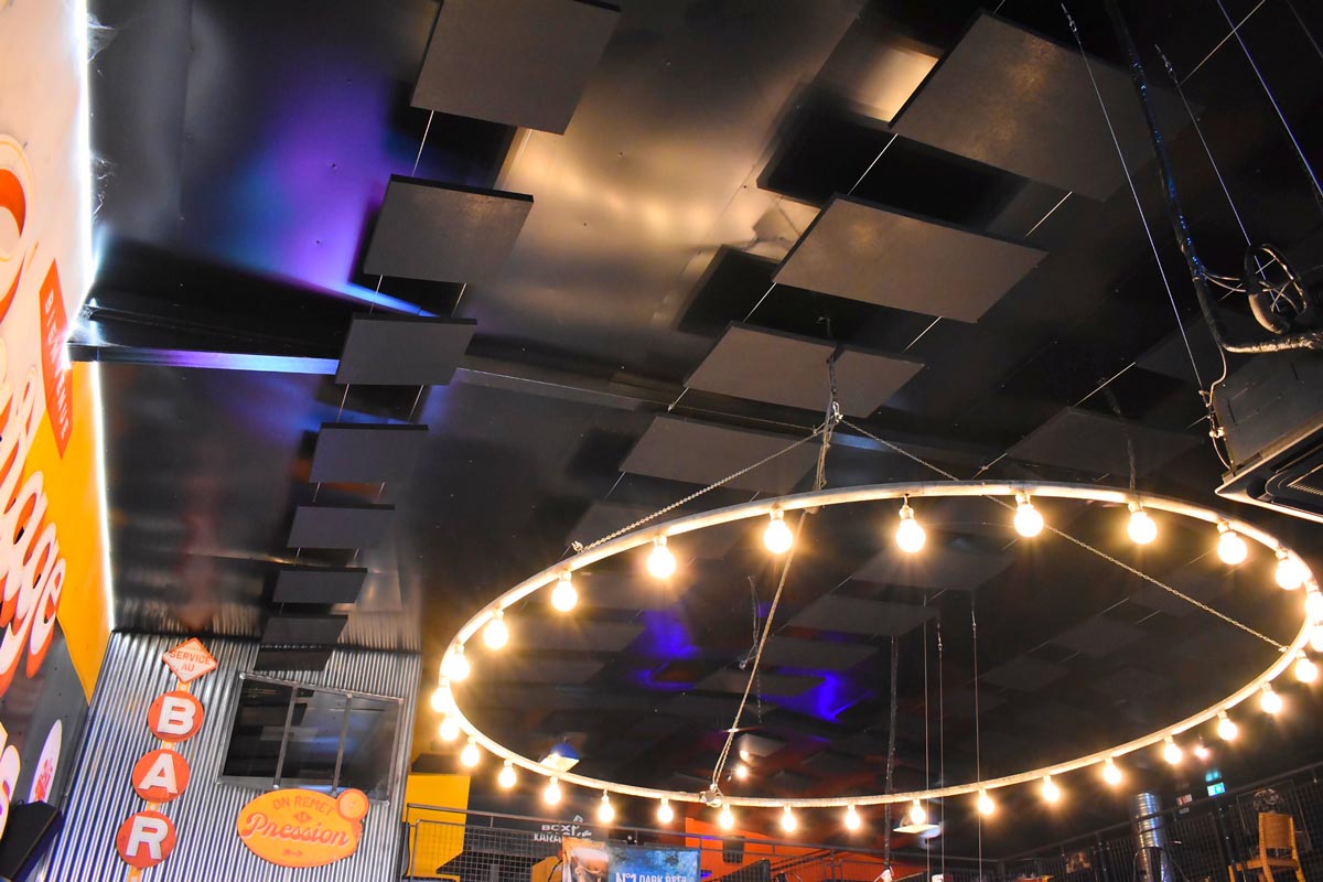 Installation des panneaux acoustiques PET dans le Garage à Bières