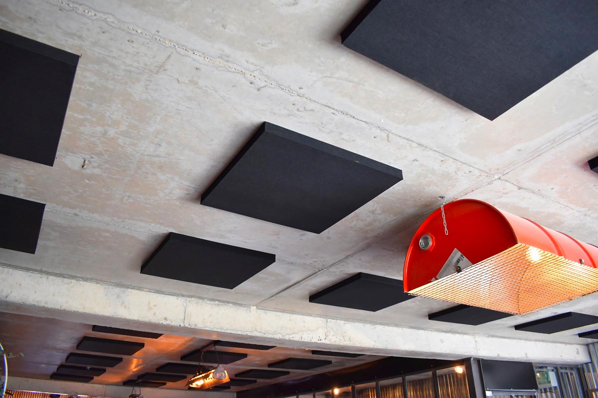 Panneaux PET découpés installés au plafond du Garage à Bières